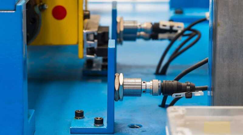 Jak sprawdzić czy czujnik indukcyjny działa?